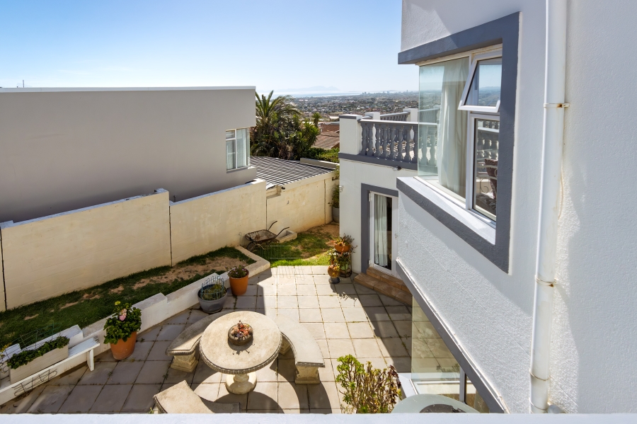 5 Bedroom Property for Sale in Mountainside Western Cape